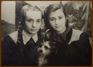 Молодша дочка “Сірка” Нуся Шведюк (зліва), учениця 7-го класу косівської школи