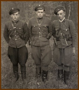 Три брати із Закерзоння. Імовірно фото Дм. Білінчука-“Хмари”; сюжет ЯА № 080 Фотографовано не пізніше жовтня 1949 р.
