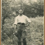 Фотографія з підписом на звороті, яку Михайлина Хомин отримала поштою від “загиблого” двоюрідного брата Івана восени 1947-го року